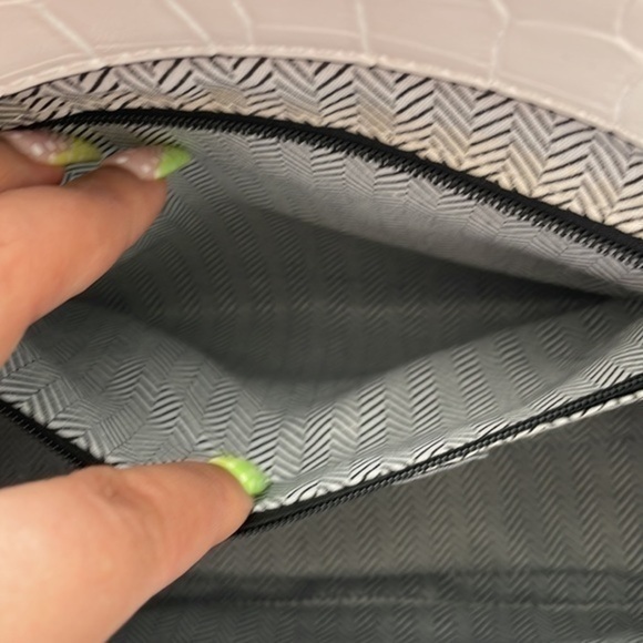 JustFab Weekend In Venice Satchel - Picture 12 of 15